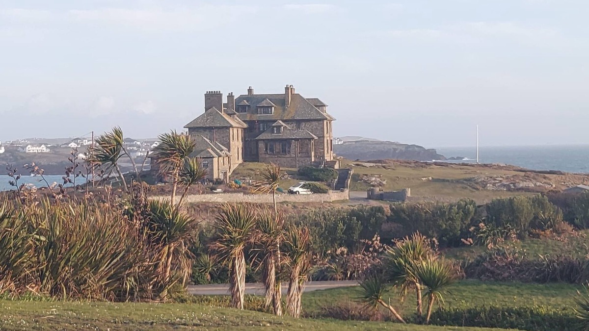 Trearddur Bay Apartment | ANGLESEY, Treaddur Bay, King Arthur Suite 6 bed apartment ideal for family hols.