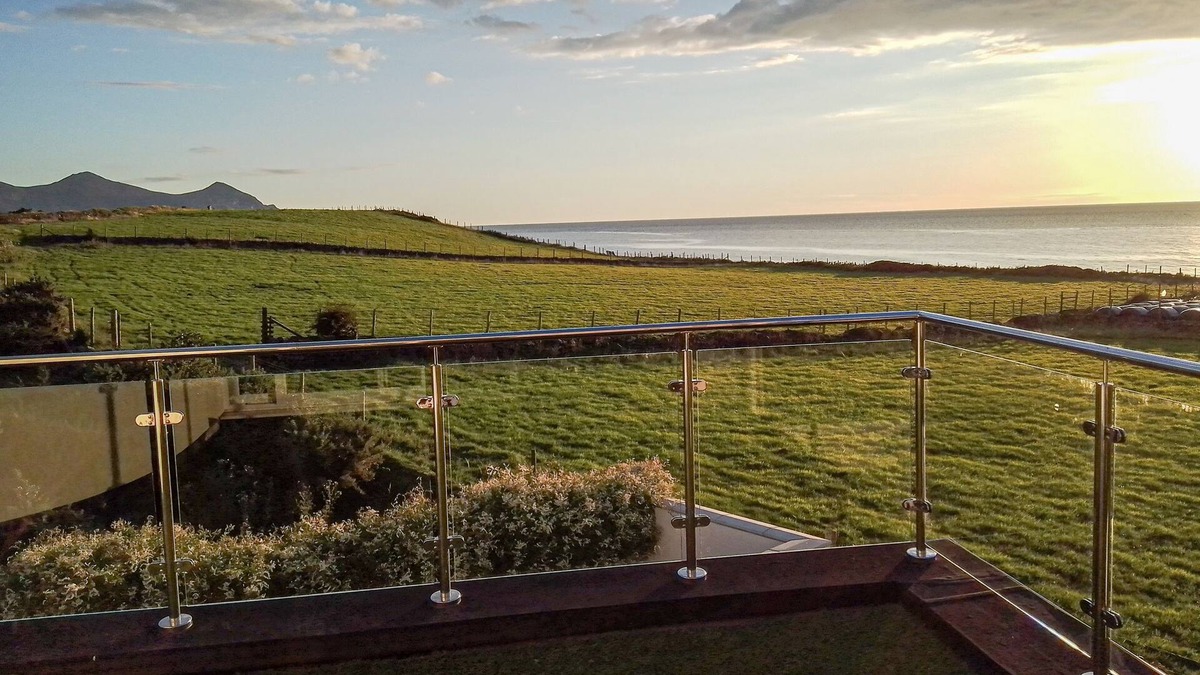 Dinas Cottage | Angorfa - a coastal property that sleeps 8 guests in 4 bedrooms