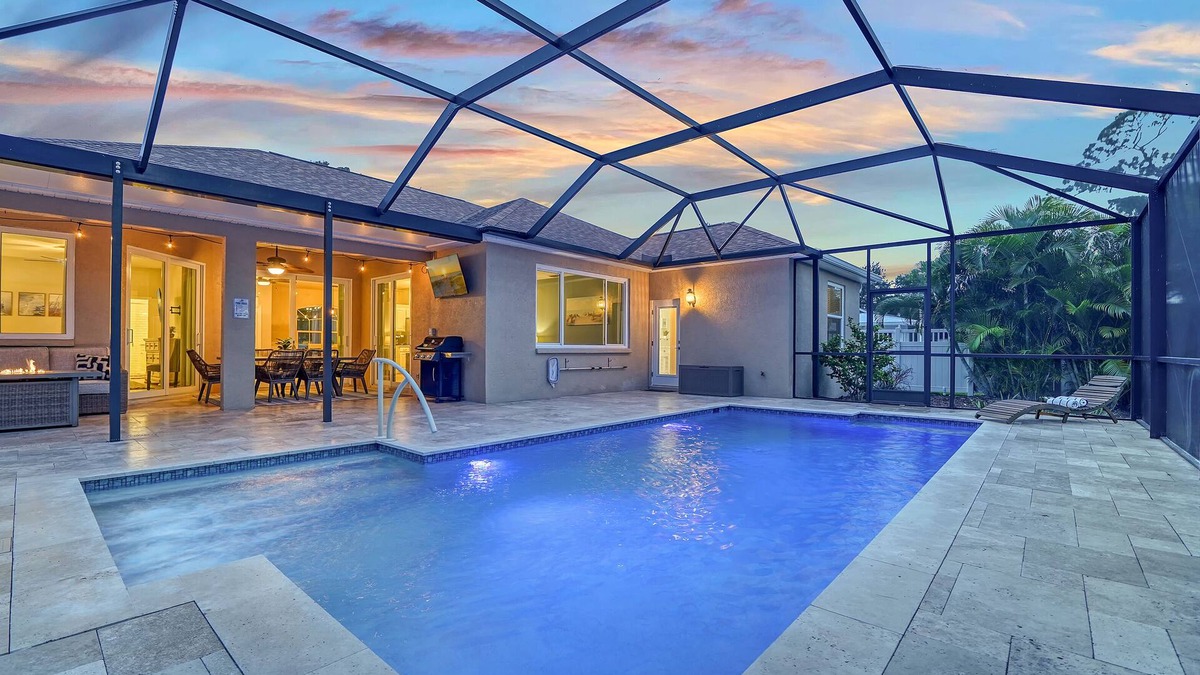 West Bradenton House | ANNA MARIA IN 5 MILES~Cozy Outdoor Living+LARGE HEATED Saltwater Pool!