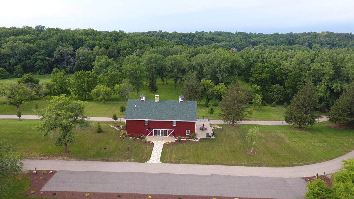 Dubuque House | Annabel Lee Barn ~ A Getaway of Warmth & Charm!