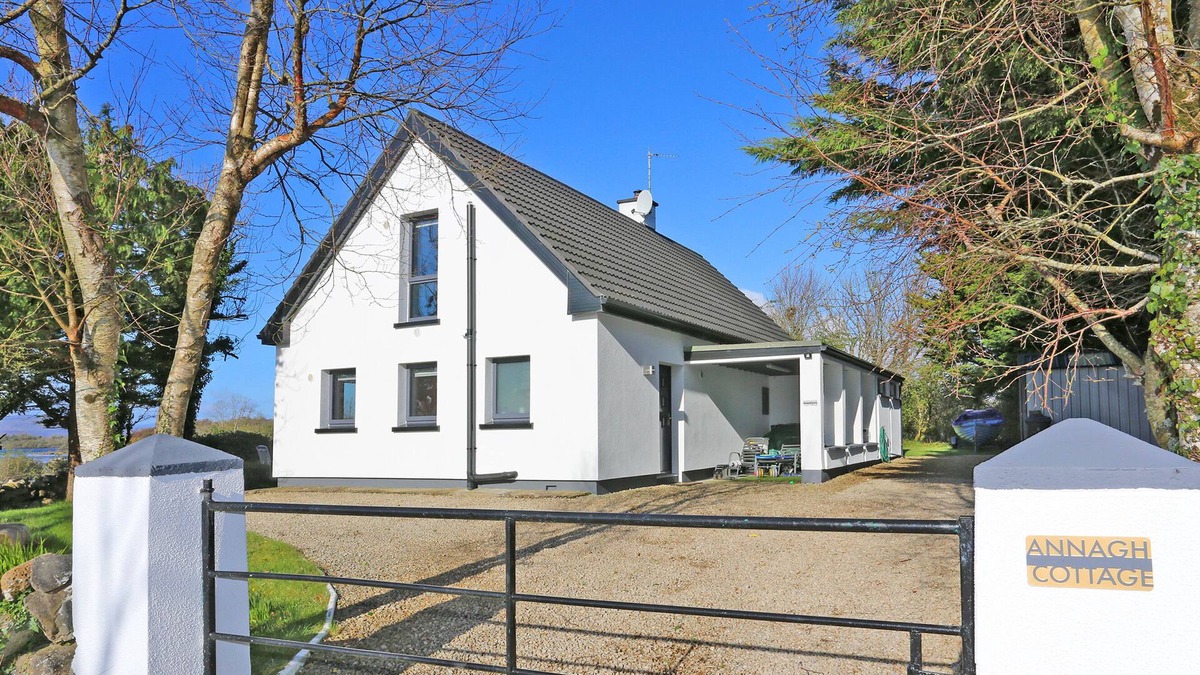 Ballinrobe Cottage | ANNAGH, family friendly, with open fire in Ballinrobe, County Mayo