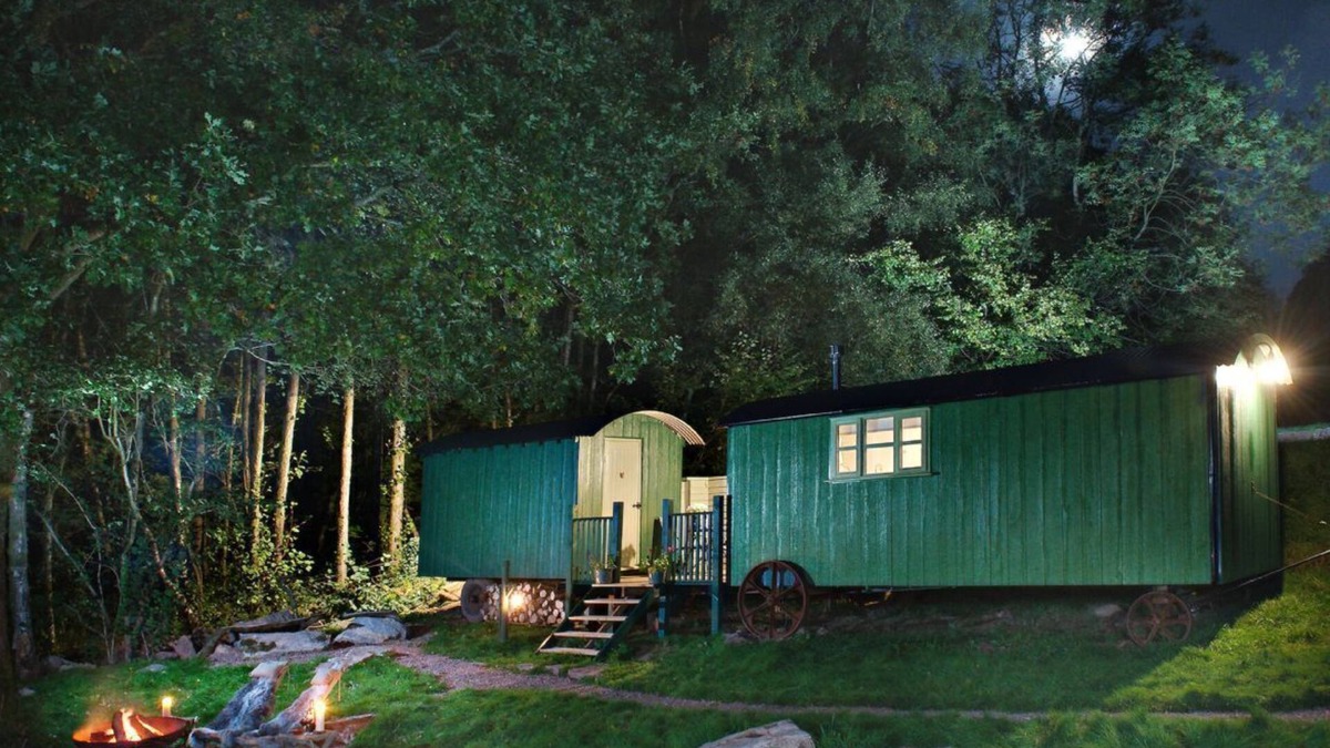 Tintern Cabin | Anne's Hut offers a romantic retreat for two in two interlinked shepherd's huts with decking area an