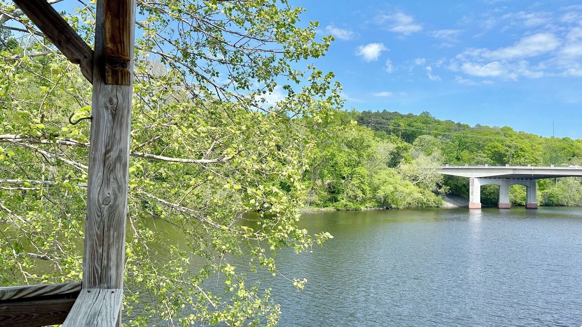Lorton Apartment | Anne’s Place river view, couples getaway, relax by the water, Historic Occoquan