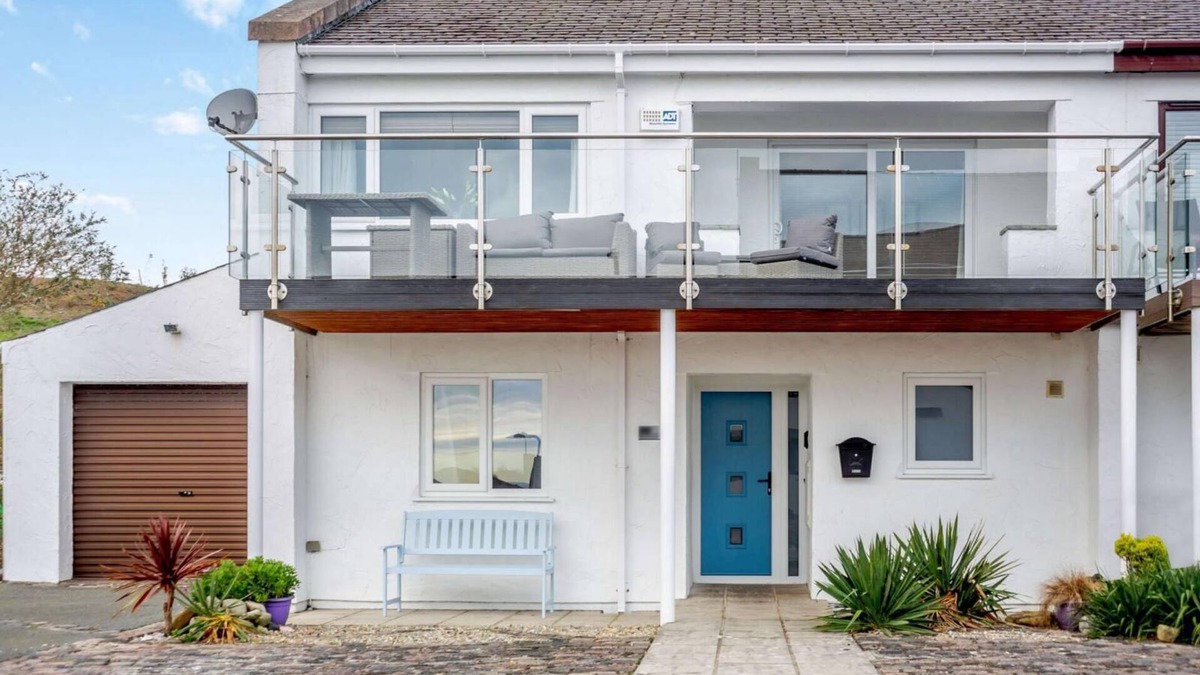 Abersoch House | Annedd Lon: 4 Bed house with sea views and a short walk to the beach and village