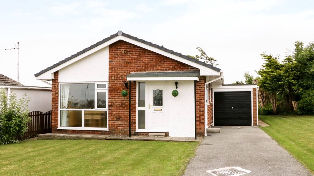 Rhoscolyn House | ANNEDDLE, pet friendly, with a garden in Four Mile Bridge