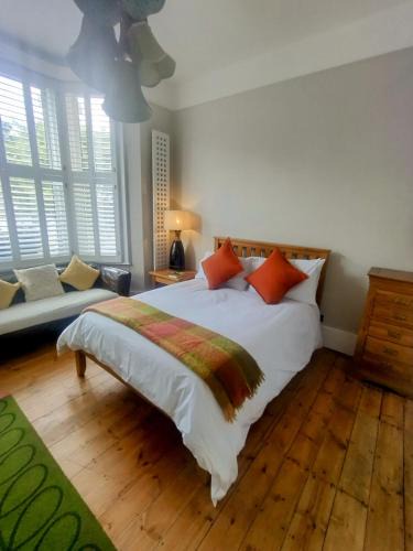 Charlton Apartment | Annette's Place, Greenwich Garden Apartment, London