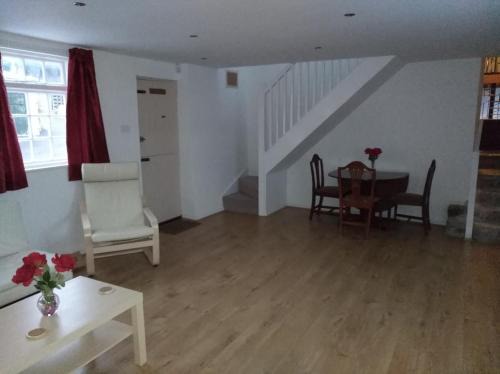 Coed-Y-Paen Apartment | Annexe in rural idyll close to historical site