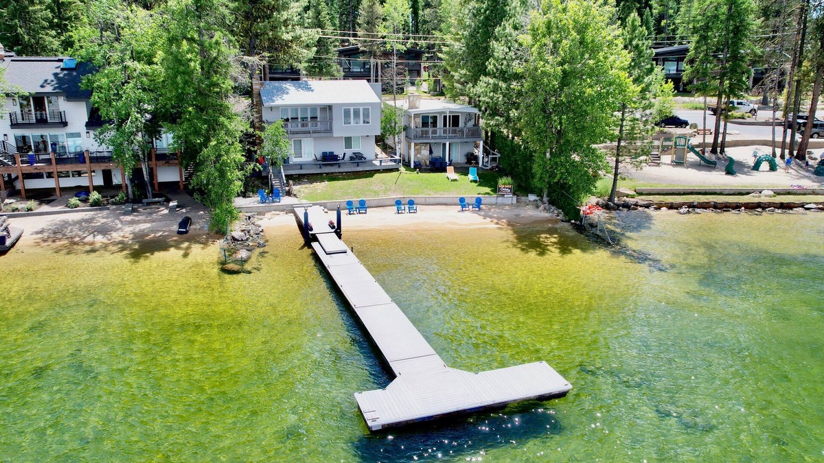 McCall House | Annie's Place-Lakefront-Shared dock w/Almost Heaven-Rent both for a 6-room getaway for large groups!