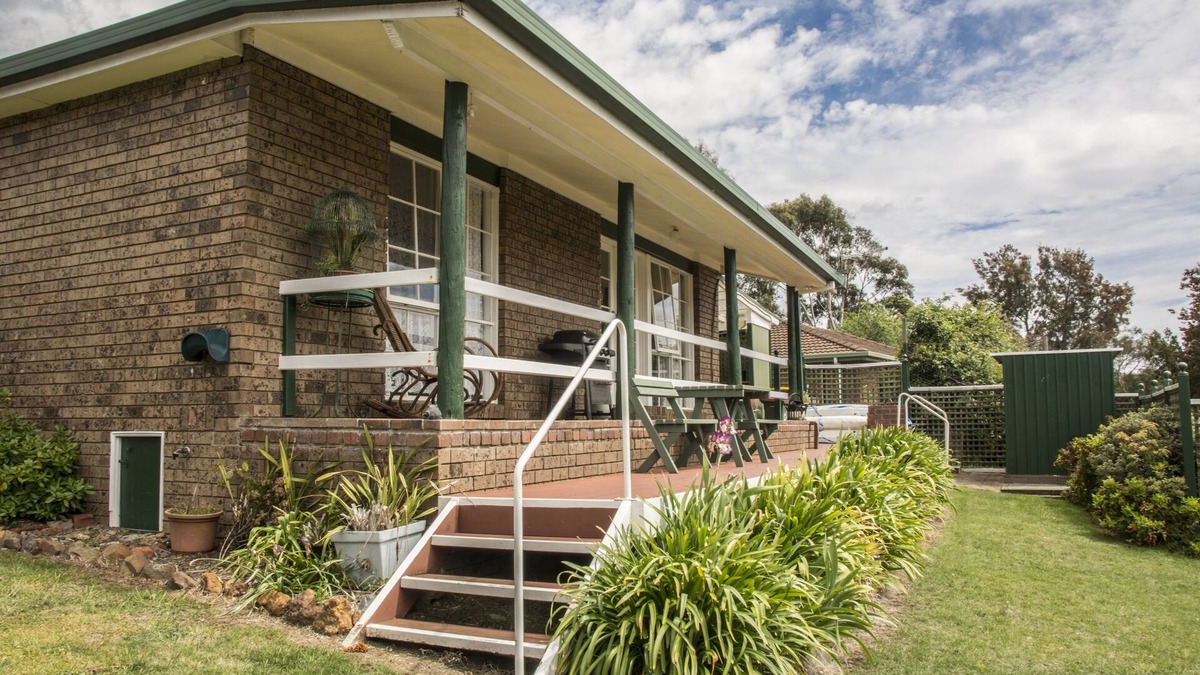 Hadspen Cottage | Annie's River Retreat-last minute deals, family friendly home, rural/river views
