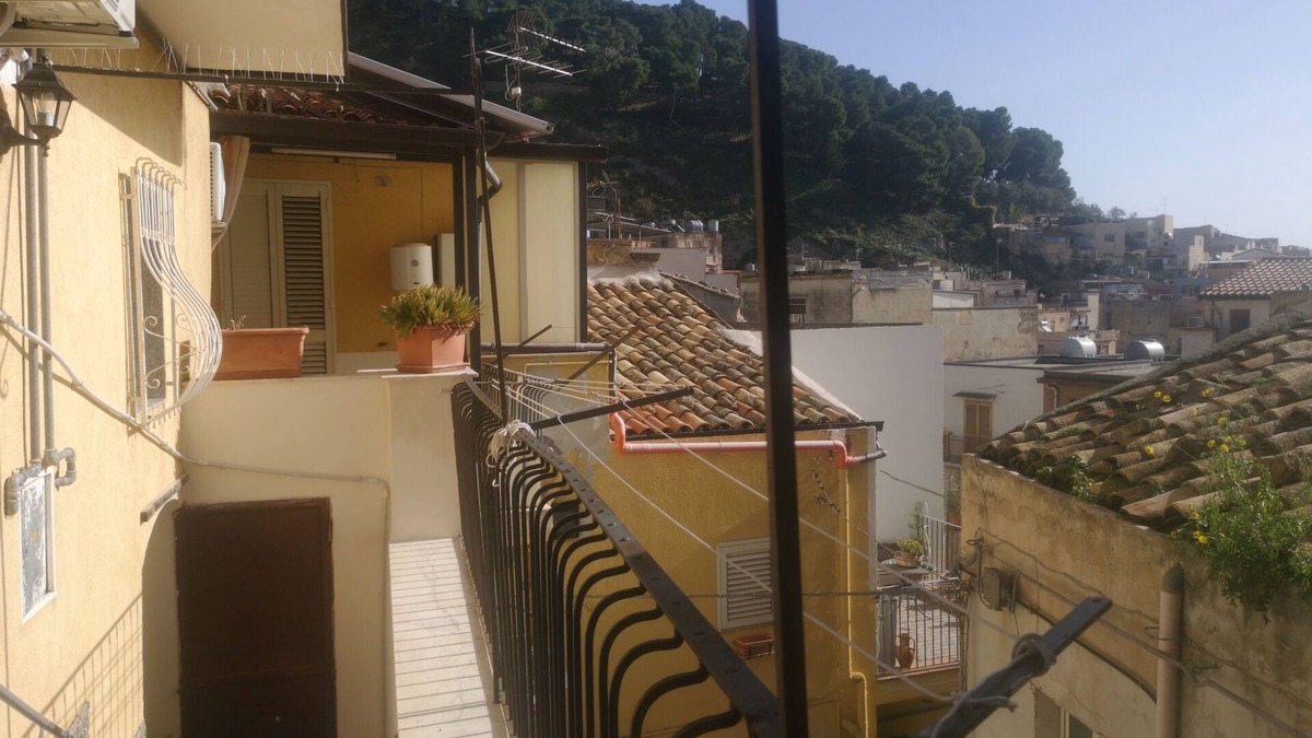 Regalbuto Bed & Breakfast | Antico Portale Host Roberto
