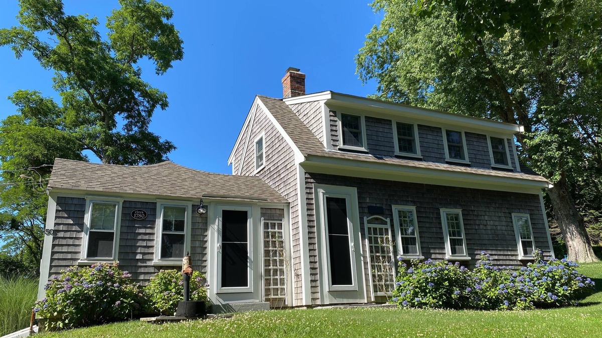 Wellfleet House | Antique Cape In The Cape Cod National Seashore Park Near Gull Pond