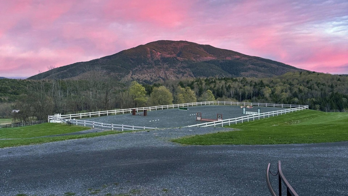 Windsor House | Antique farmhouse with spectacular mountain view in a bucolic setting.