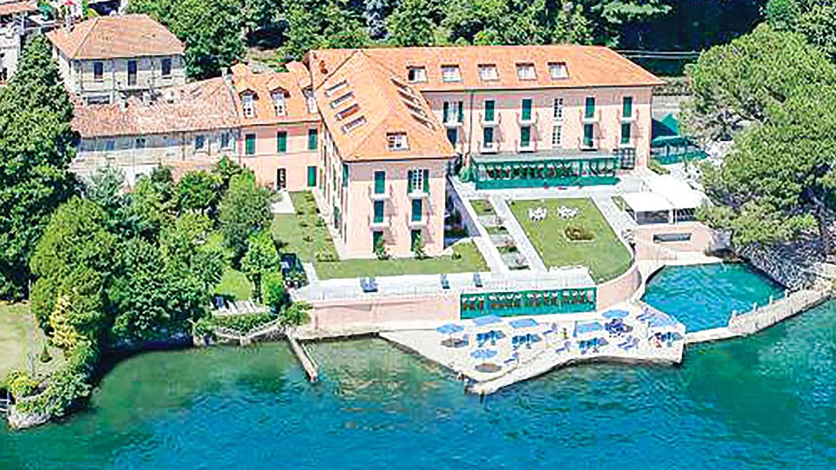 Meina Apartment | Antique palazzo from the 17th century, located on the lake and with private beach and common pool.