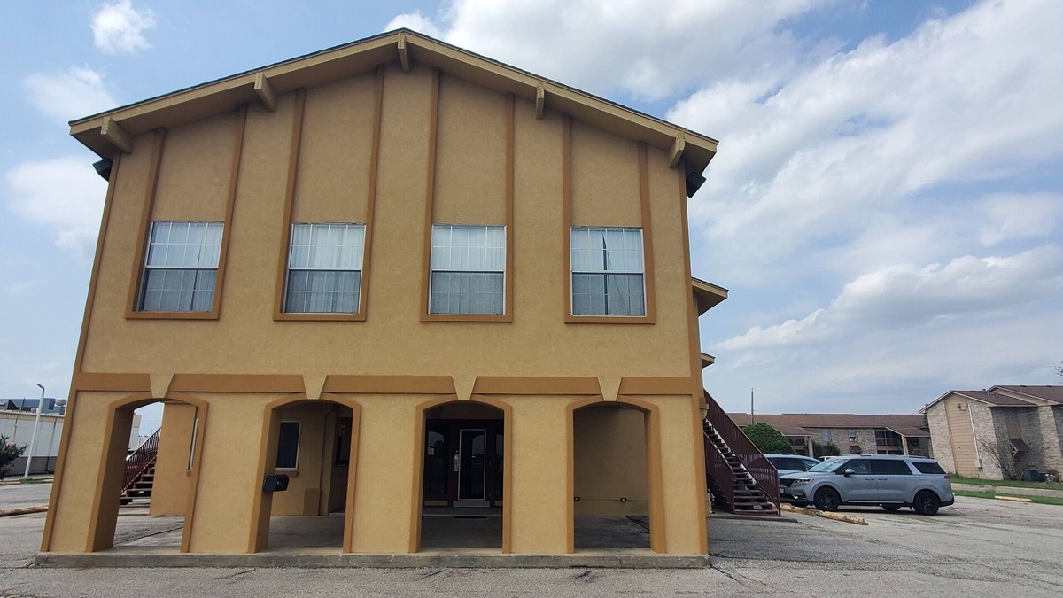 Cuero Hotel | Antler's Inn