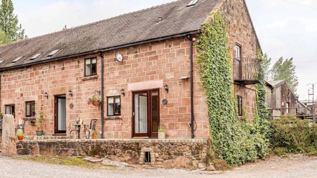 Froghall House | Anvil Cottage - A Romantic one bed barn conversion in a rural setting