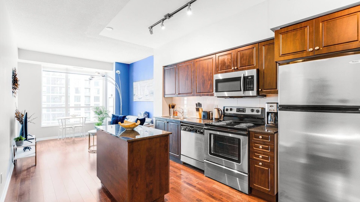 Little Portugal Apartment | AOC Suites - Luxury Condo - City View