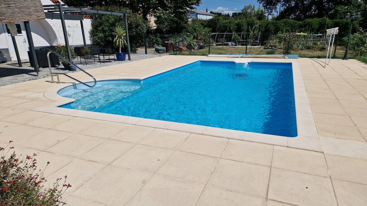 Saint-Hilaire-de-Brethmas Apartment | Apartment with swimming pool, wifi