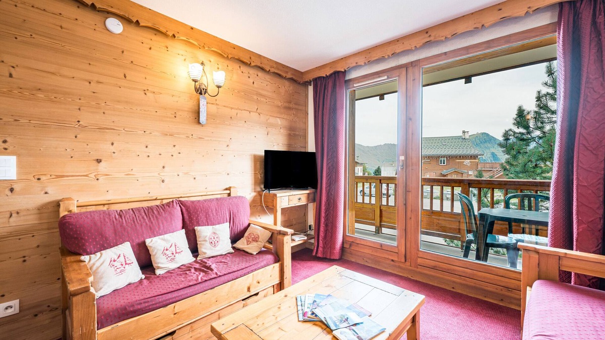 La Toussuire Apartment | Apartment 'L'écrin Des Sybelles' with Mountain View and Balcony