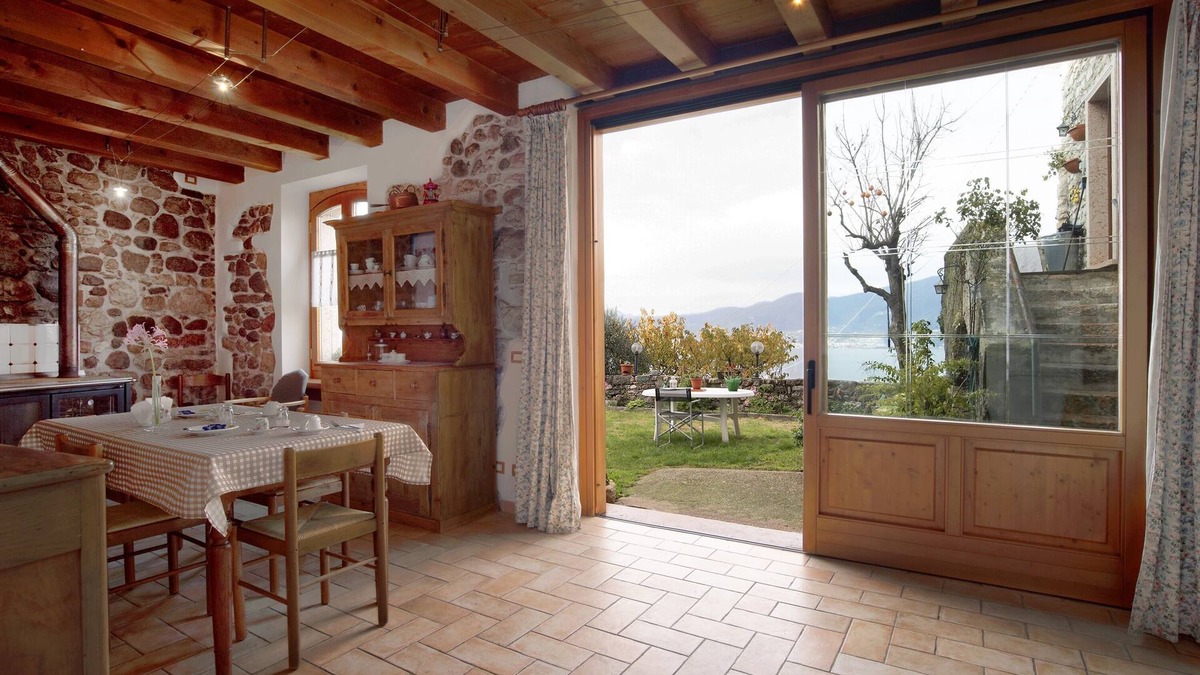 Albisano Apartment | Apartment "Casa Silvia ll" with Lake View, Wi-Fi & Garden
