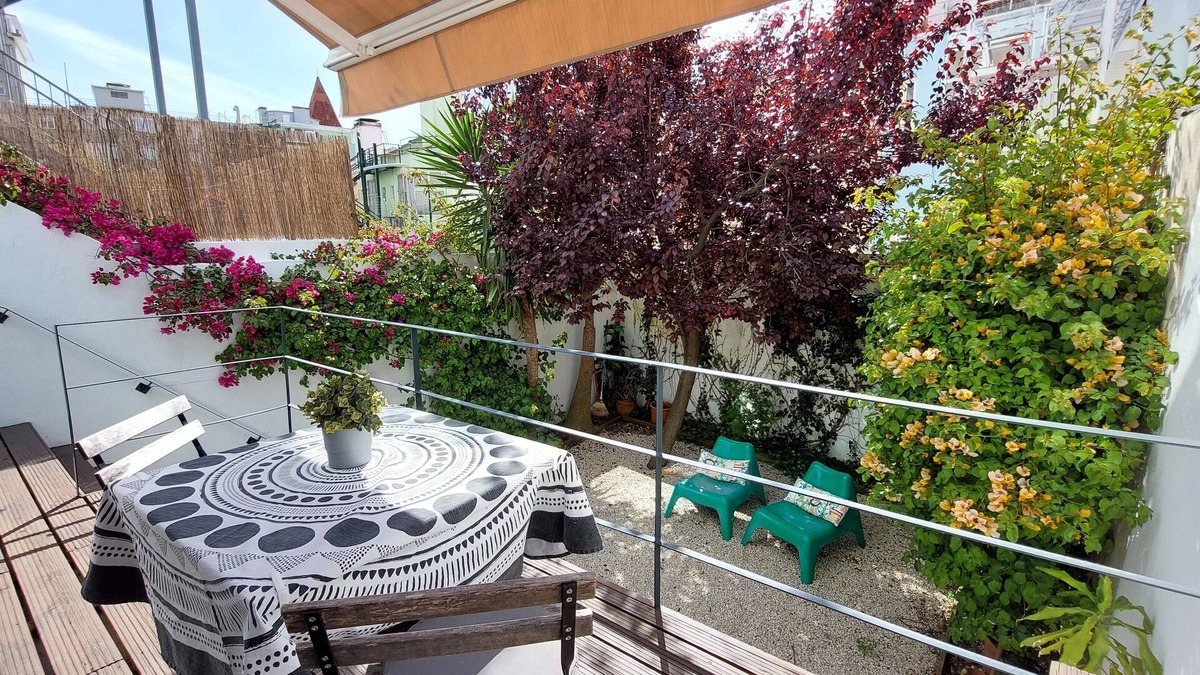 Penha de Franca Apartment | Apart. with private garden - central location/3 metro stops to historic center