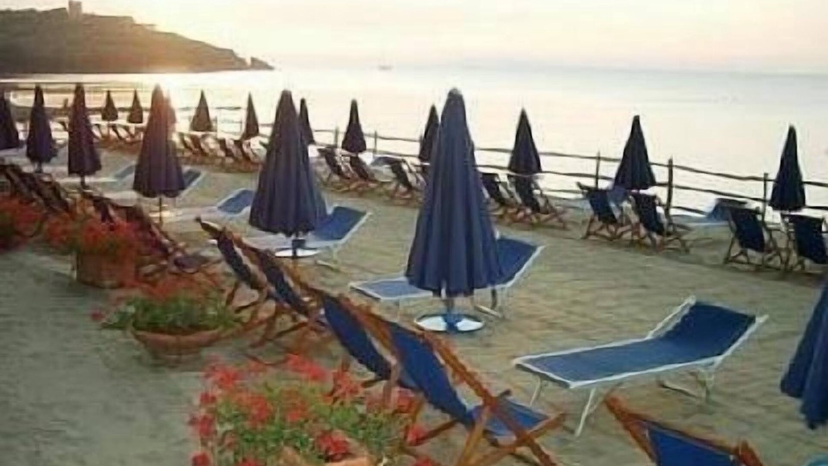 Punta Ala Apartment | Apartament in apartament house near the sea surrounding by secular pinegroves