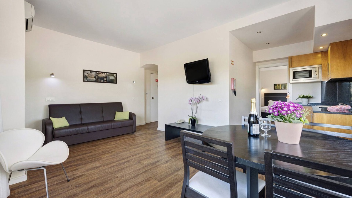 Torralta Apartment | Apartament 'T1 Atlântico' with Mountain View, Pool, Balcony & Wi-Fi