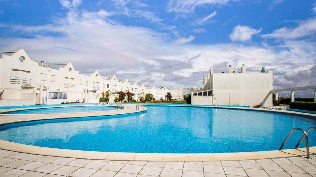 Barra Condo | Apartamento com Dois Quartos e Piscina em Condomínio Privado. A 10 Min. da Praia