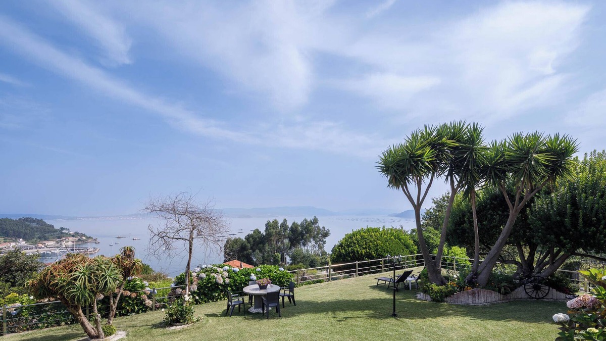 Bueu Apartment | "Apartamento con jardin en un chale" with Mountain View, Wi-Fi, Garden & Terrace