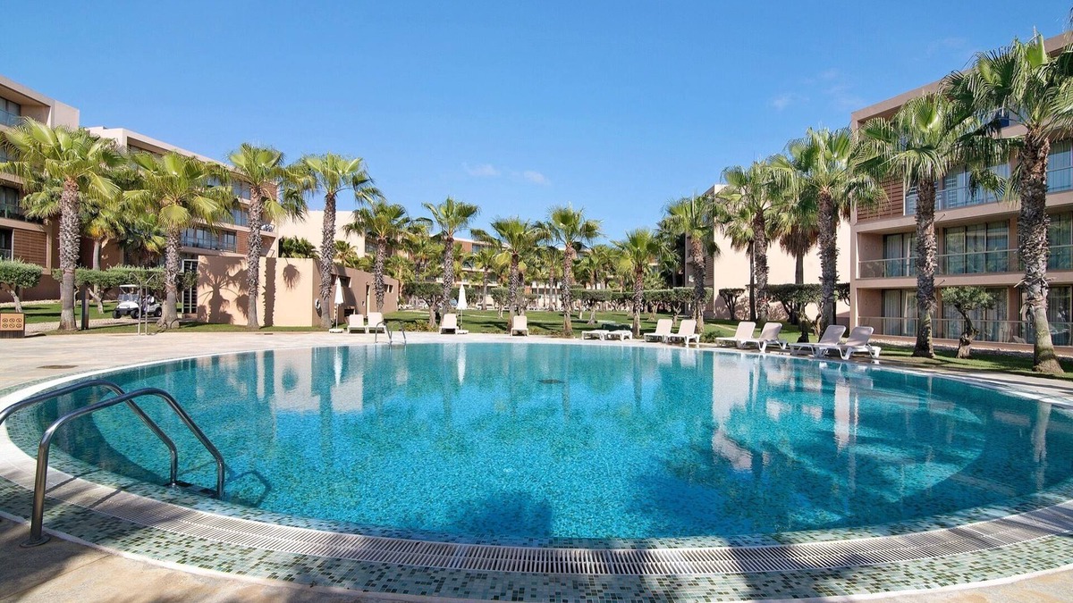 Salgados Apartment | Apartamento Salgados Sol e Sal with Pool, Wi-Fi, A/C & Garden