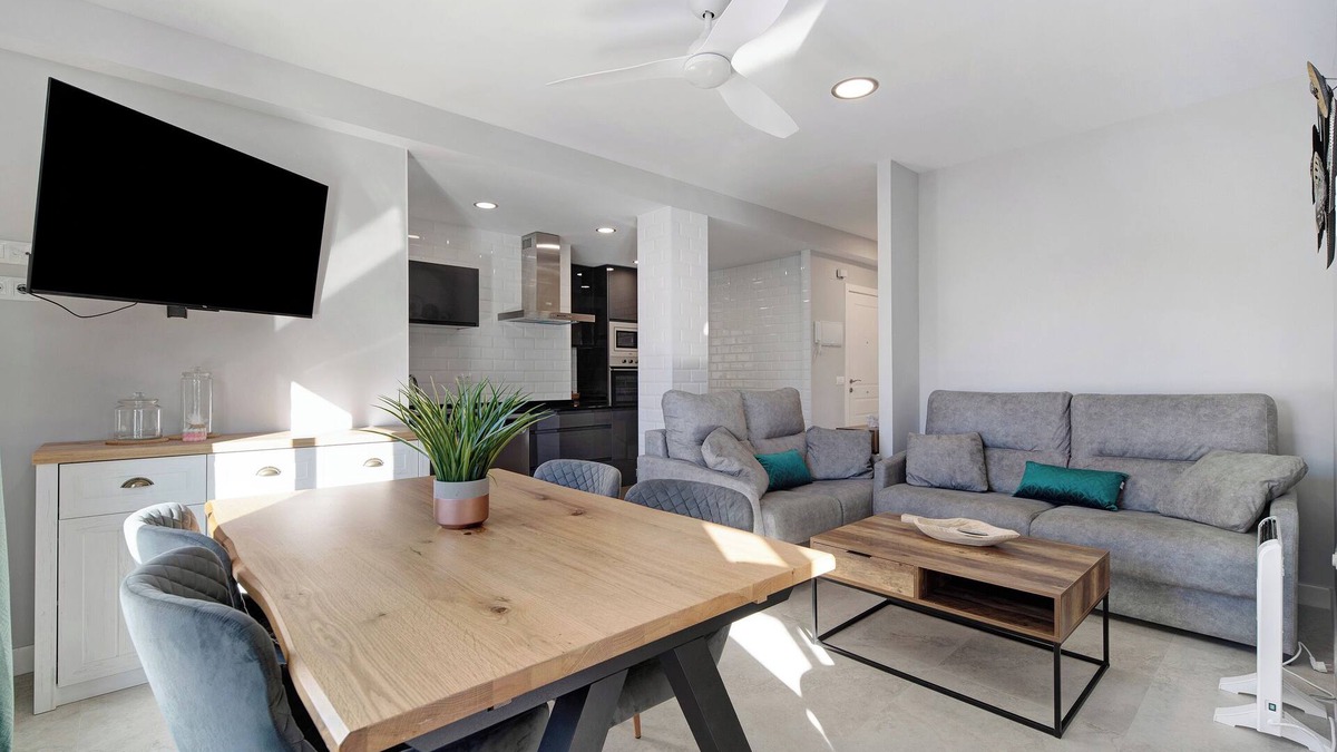 Valdelagrana Apartment | Apartment "Refugio del Mar" with Sea View, Shared Pool & Wi-Fi