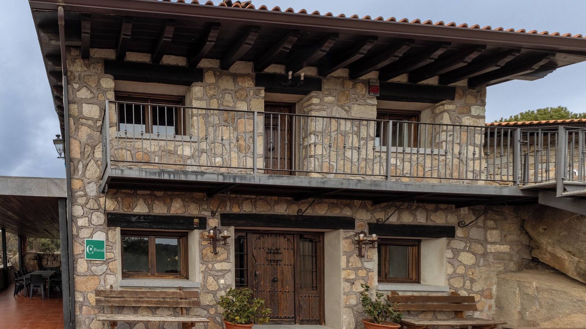 Fresnedillas de la Oliva Apartment | Apartment 'Casa Baja' with Shared Pool, Private Terrace and Wi-Fi