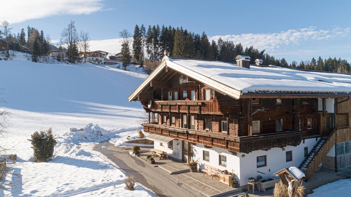 Hopfgarten Markt Apartment | Apartment on a farm with mountain views