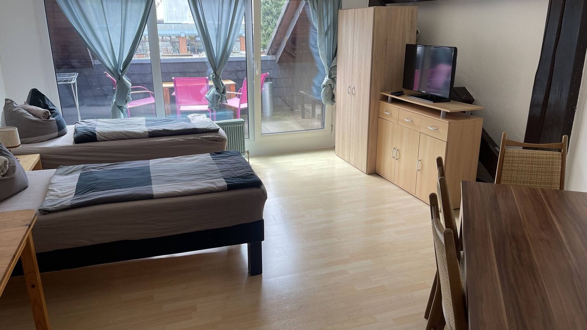 Fuldabruck Apartment | Apartment-Budget-Private Bathroom-Courtyard view