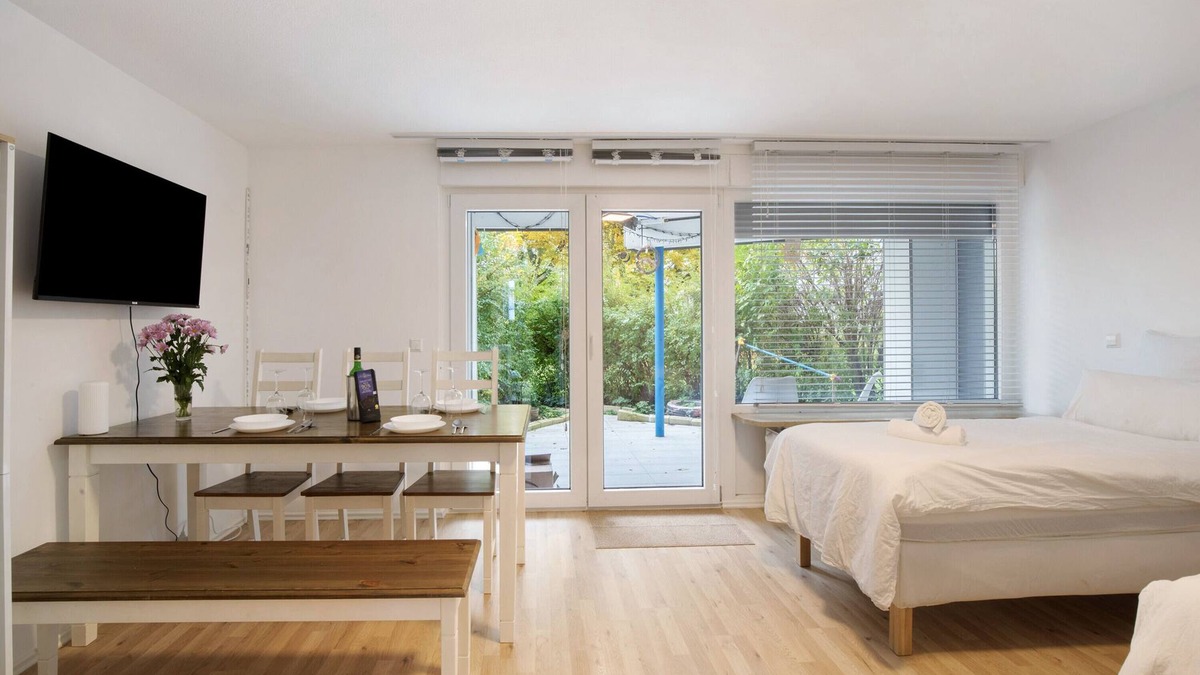 Heidenheim an der Brenz Apartment | Apartment 'Geschäftsreisetraum' with Private Terrace and Wi-Fi