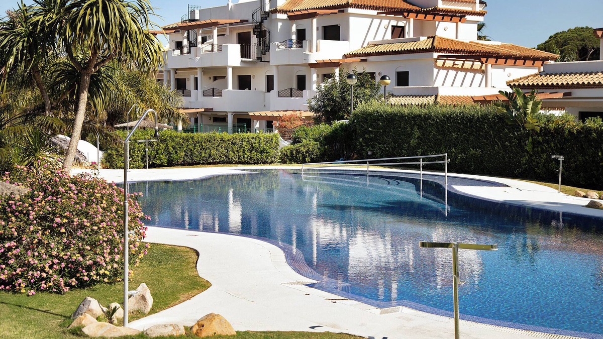 Los Gallos-Cerromolino Apartment | Apartment 'En Playa De La Barrosa' with Shared Pool, Wi-Fi and Air Conditioning