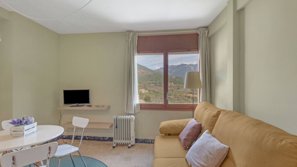 Sant Llorenc de Morunys Apartment | Apartment 'El Campanar' with Shared Garden and Wi-Fi