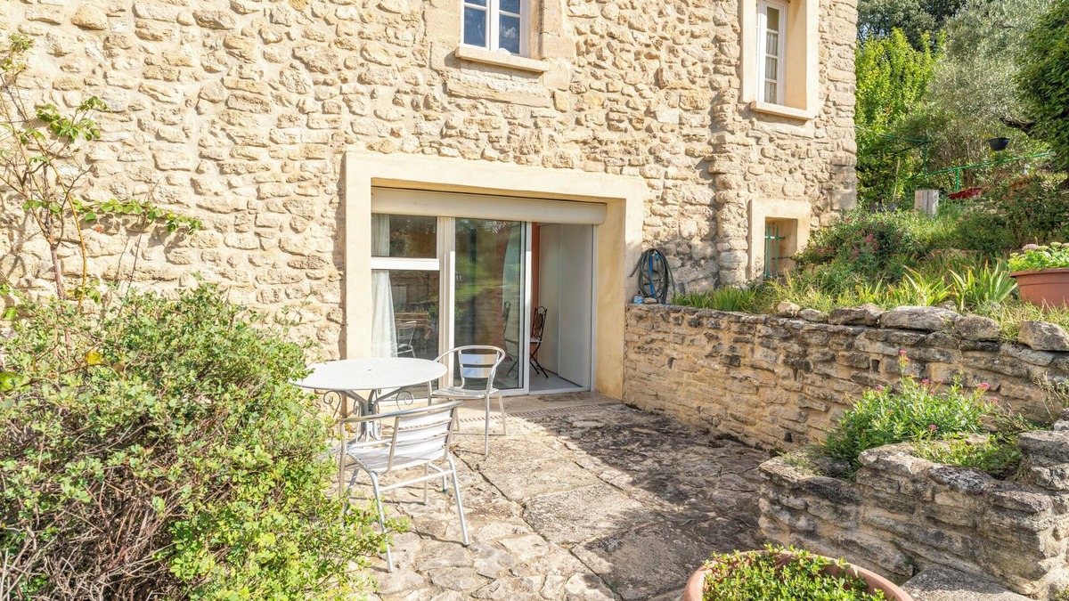 Saint-Pierre-de-Vassols Apartment | Apartment 'Chambre Orange' with Shared Pool, Shared Terrace and Wi-Fi