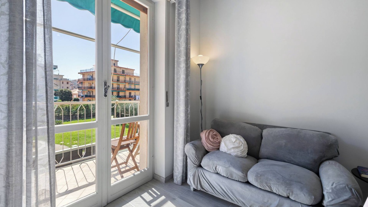 Borghetto Santo Spirito Apartment | Apartment 'Giaely' with Balcony and Air Conditioning