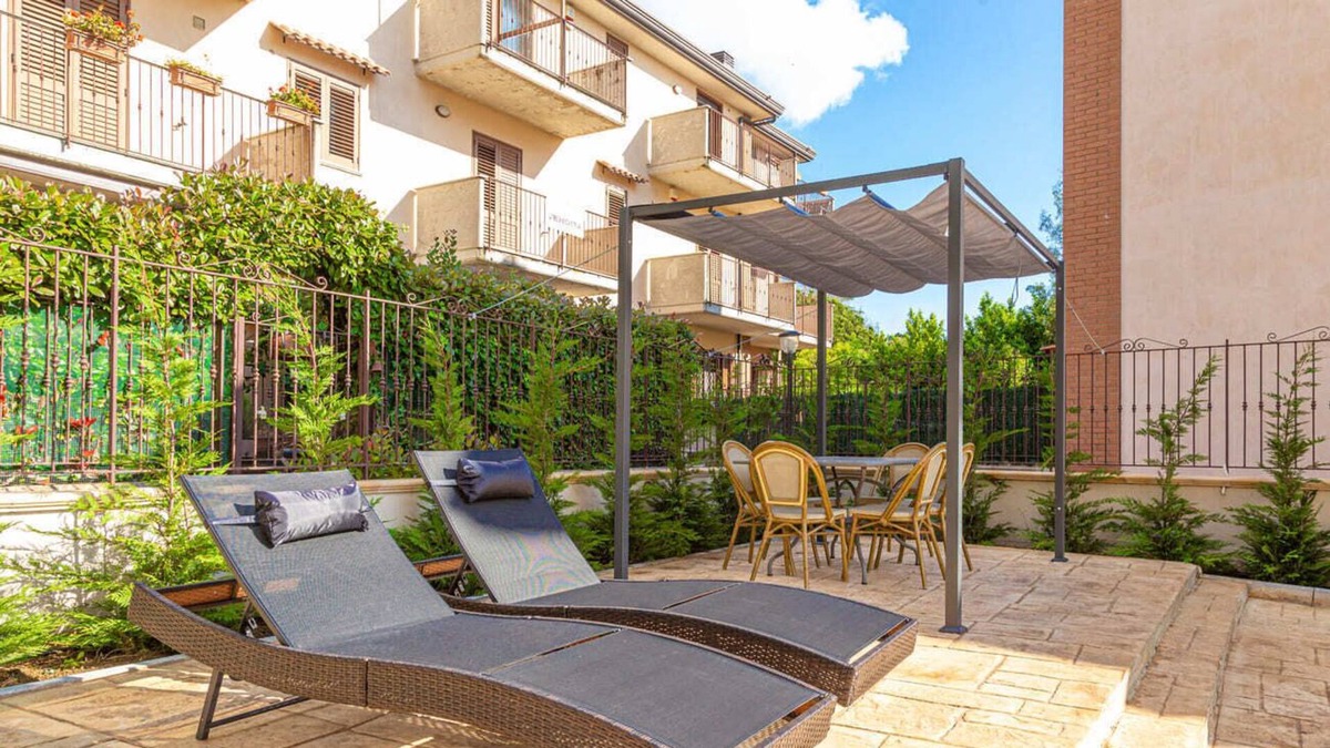 Ospedaletto D'Alpinolo Apartment | Apartment with large garden with barbecue, deck chairs and gazebo (Usignolo)