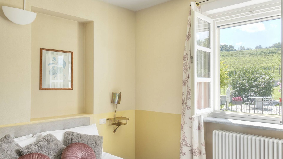 Santo Stefano Belbo Apartment | Apartment with Balcony