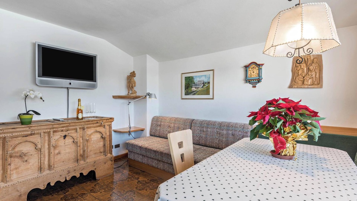 Selva di Val Gardena Apartment | Apartment “Panoramico Haus Forelle” on the Slopes with Mountain View & Garden