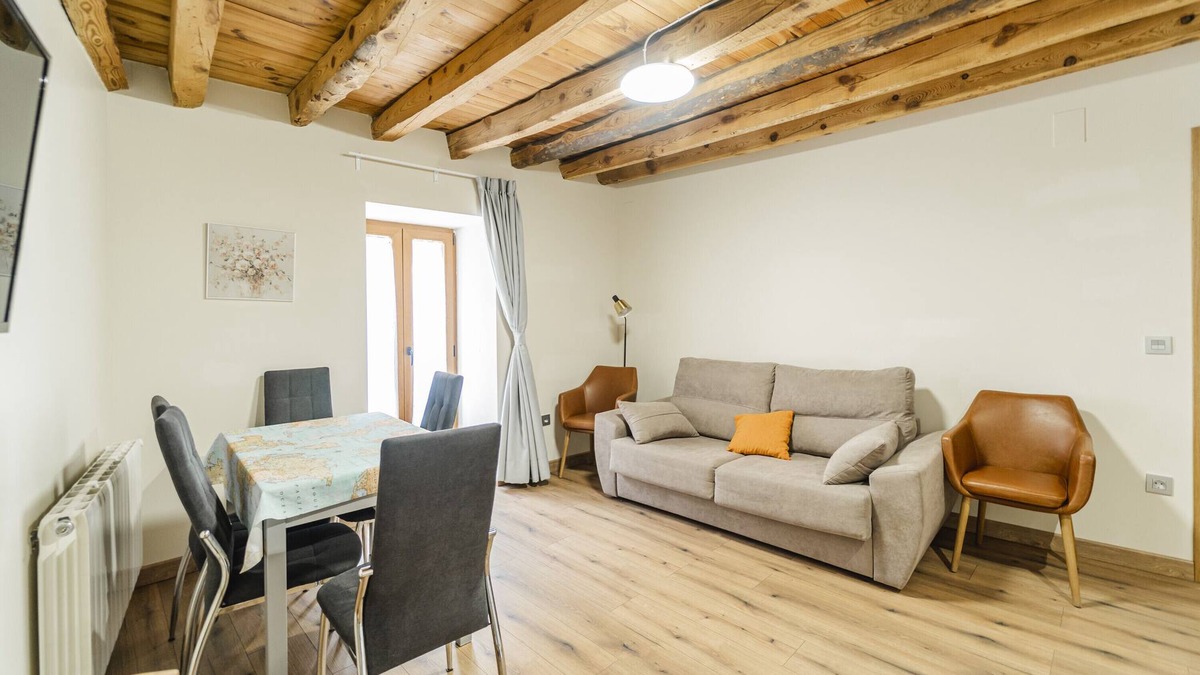 San Martin de Rubiales Apartment | Apartment 'Tierra' with Shared Garden, Balcony and Wi-Fi