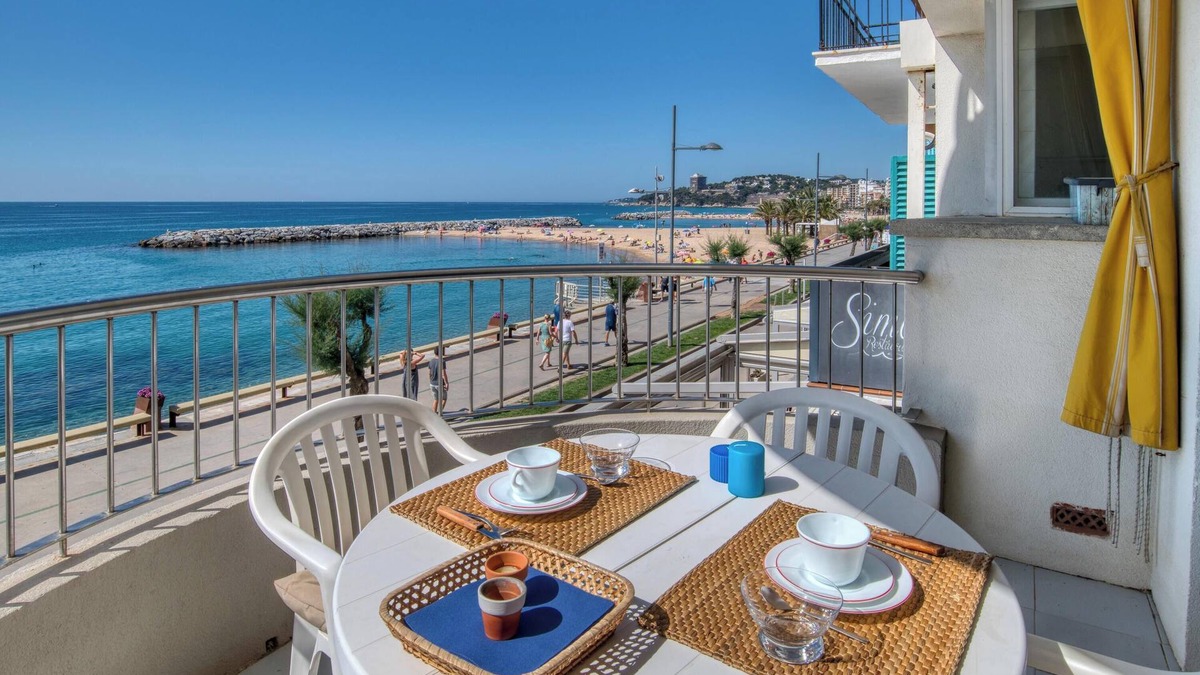 Sant Antoni de Calonge Apartment | Apartment on the First Line of the Beach with Sea View & Terrace