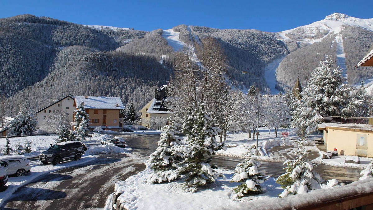 Saint-Etienne-de-Tinee Apartment | Apartment in the heart of the Auron resort -