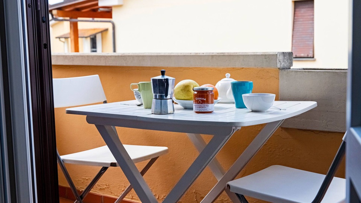 Torre del Lago Puccini Apartment | Apartment 'Raggio Di Sole' with Balcony and Wi-Fi