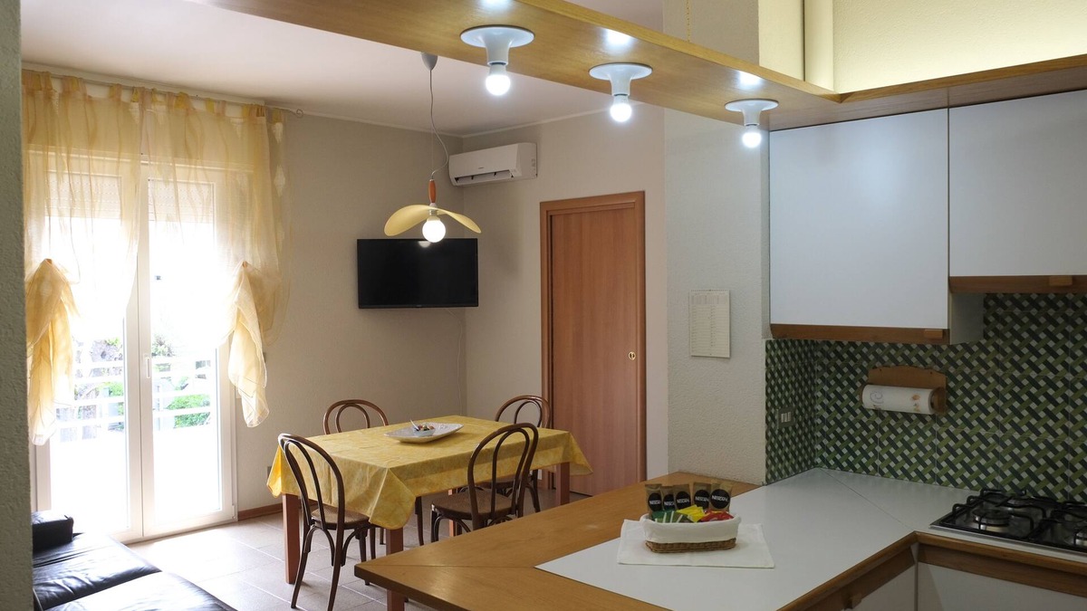 Torre Pedrera Apartment | Apartment 100 meters from the beach (air conditioning)