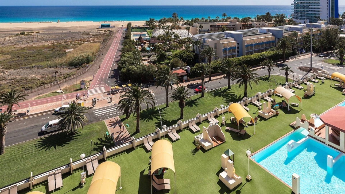 Morro Jable Apartment | Apartment 2/4p in 1st line of sea with views to the beach, swimming pools, equipped. WIFI