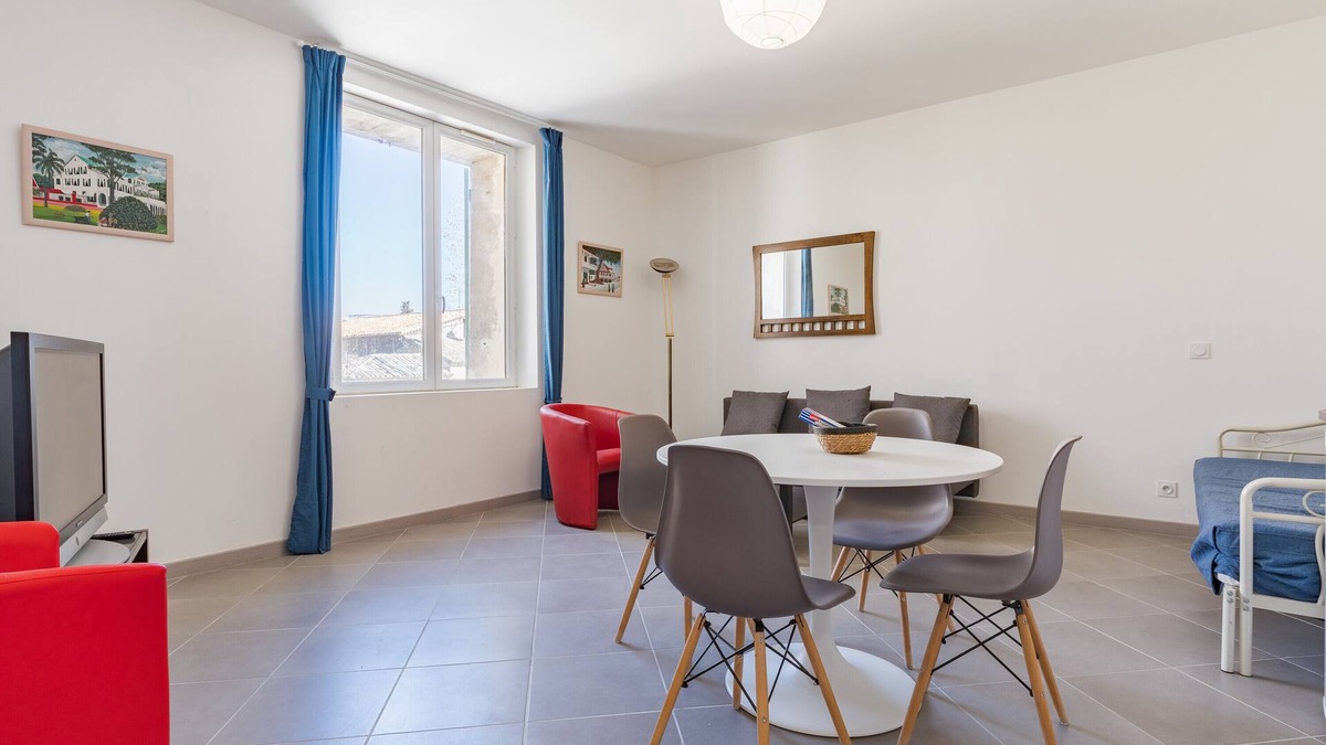 Charleval Apartment | Apartment "2 - F2 Centre Village" with Mountain View