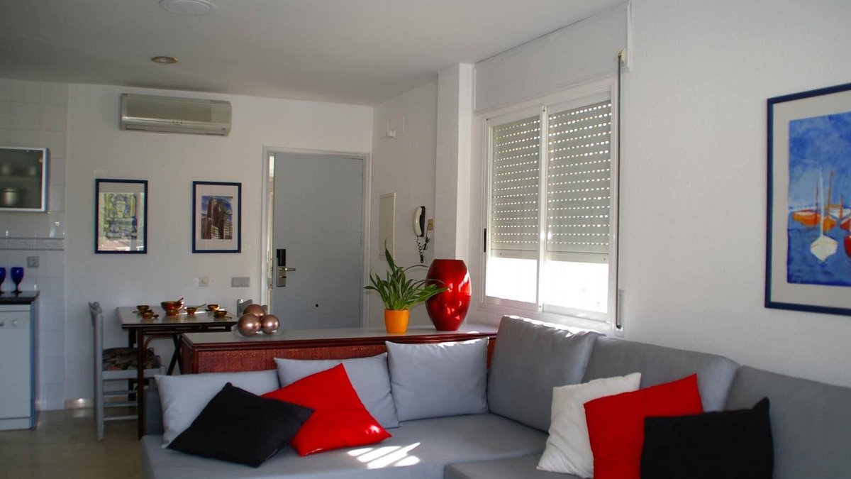 L'Estartit Apartment | APARTMENT (3 ADULTS + 2 CHILDREN) STREET VIEW