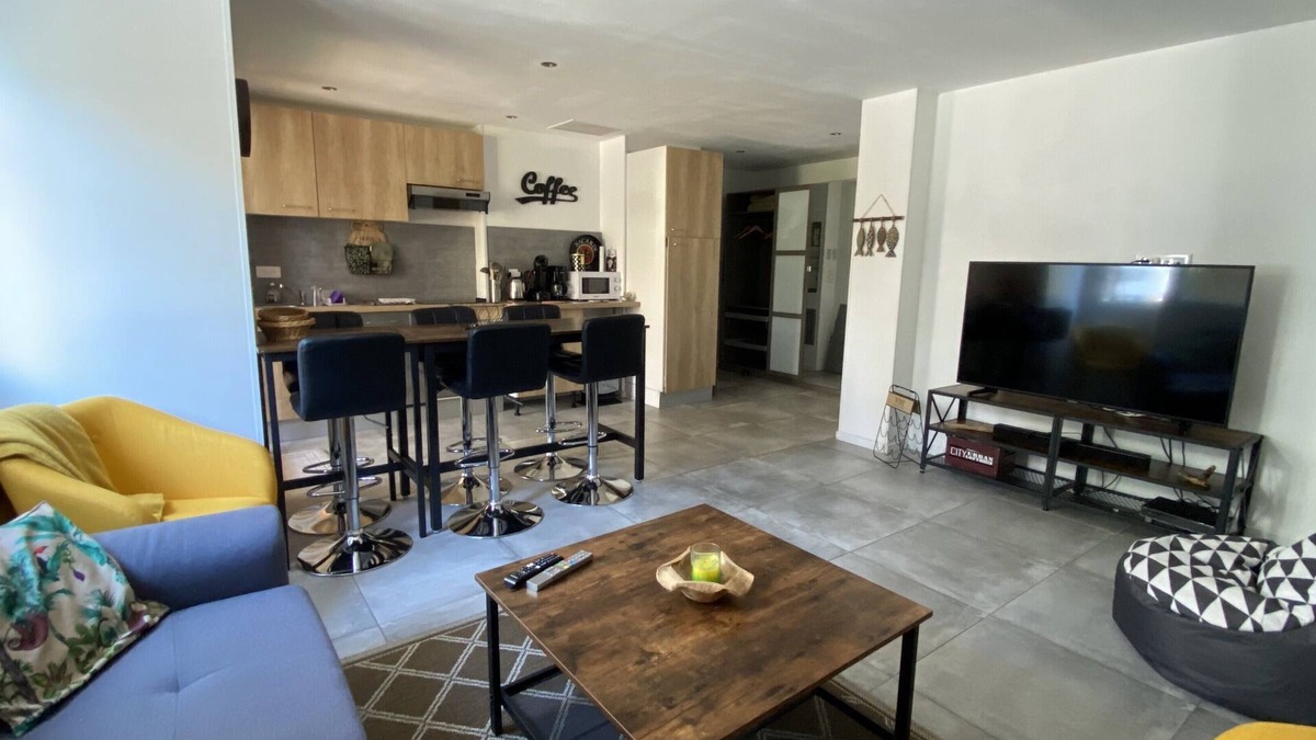 Cros-de-Cagnes Apartment | Apartment 5 min walk from the seaside 58m2 Parking space with pergola